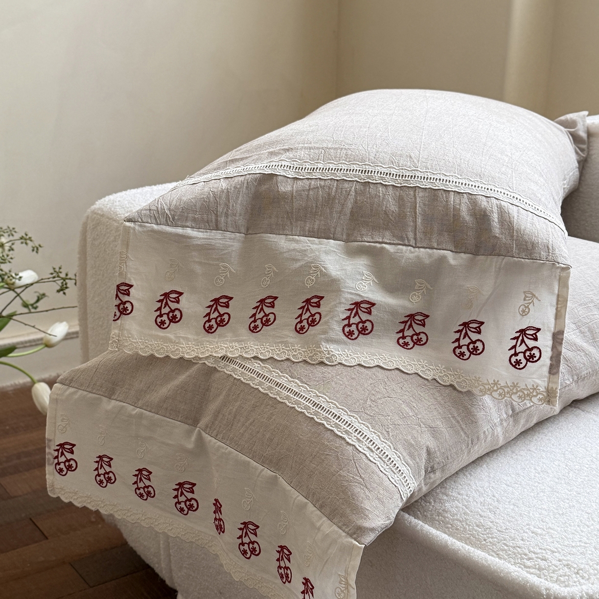 91家纺网 家纺一手货源 找家纺 MIU缪家居 2026新款亲肤舒适棉麻四件套-雾屿樱桃 复古咖