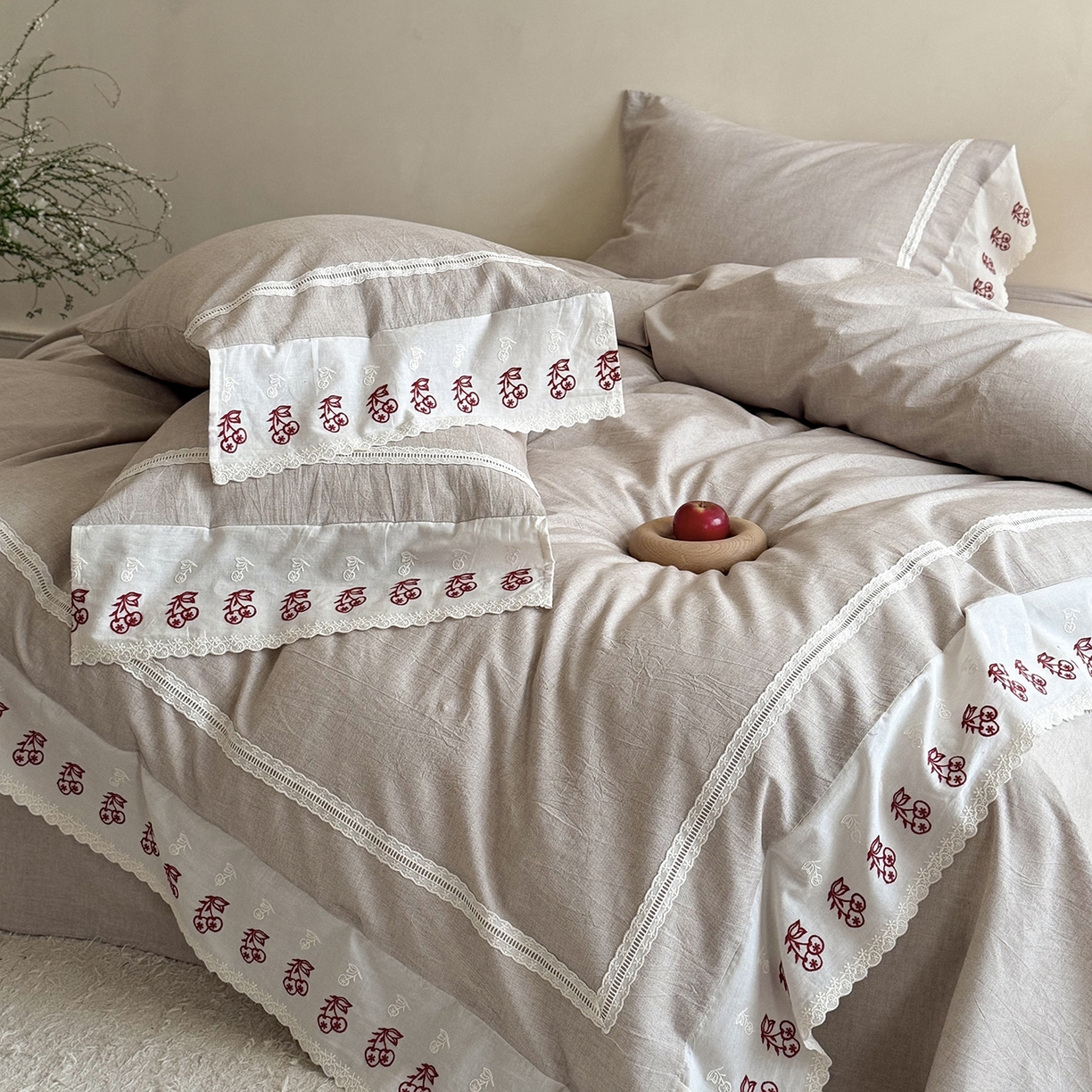 91家纺网 家纺一手货源 找家纺 MIU缪家居 2026新款亲肤舒适棉麻四件套-雾屿樱桃 复古咖