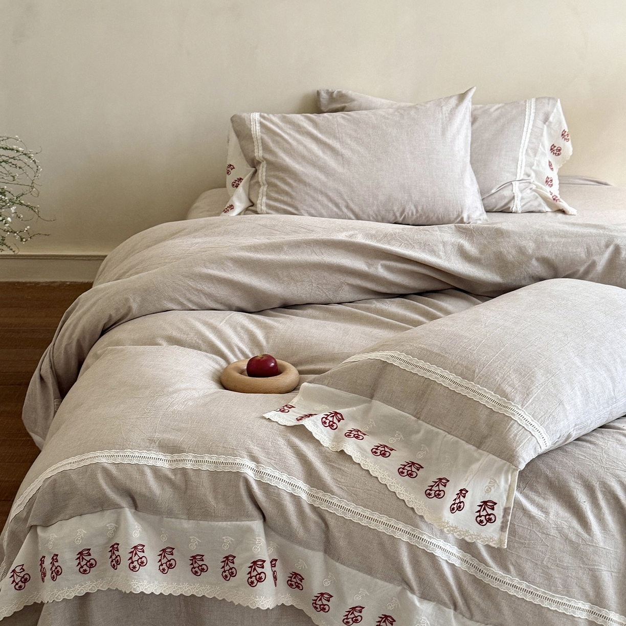 91家纺网 家纺一手货源 找家纺 MIU缪家居 2026新款亲肤舒适棉麻四件套-雾屿樱桃 复古咖