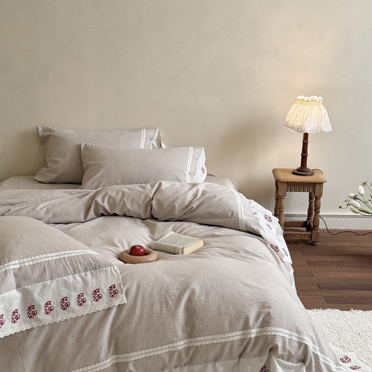 91家纺网 家纺一手货源 找家纺 MIU缪家居 2026新款亲肤舒适棉麻四件套-雾屿樱桃 复古咖