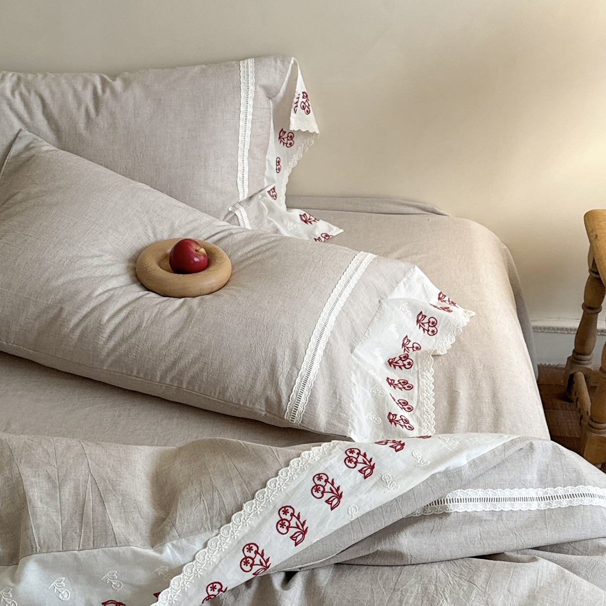 91家纺网 家纺一手货源 找家纺 MIU缪家居 2026新款亲肤舒适棉麻四件套-雾屿樱桃 复古咖