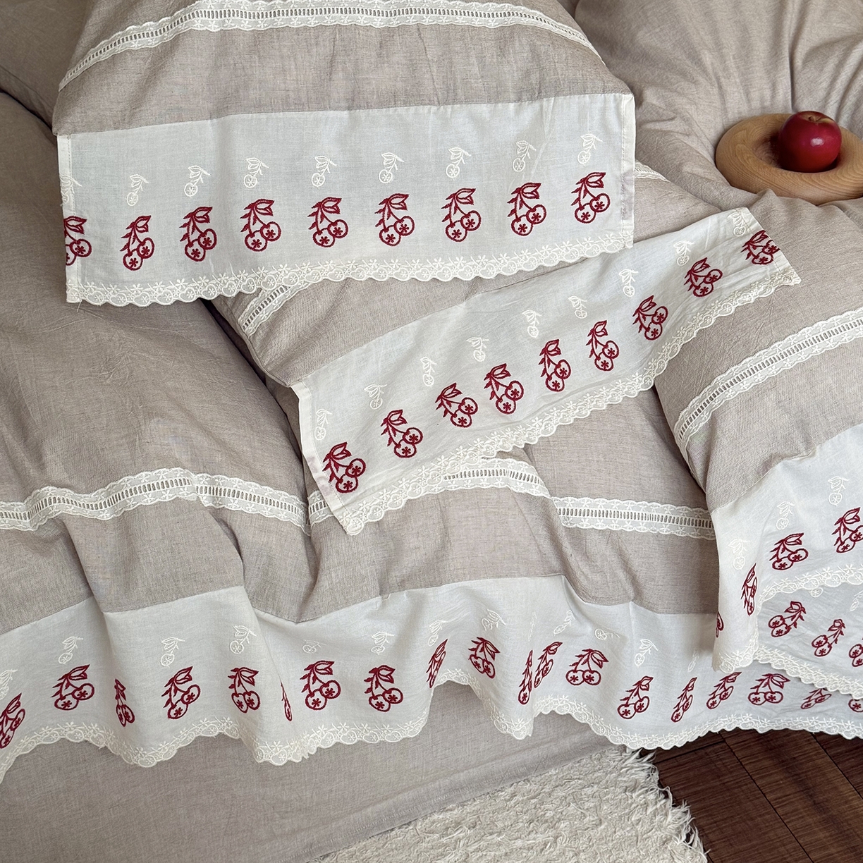 91家纺网 家纺一手货源 找家纺 MIU缪家居 2026新款亲肤舒适棉麻四件套-雾屿樱桃 复古咖