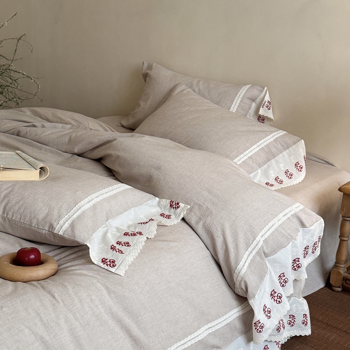 91家纺网 家纺一手货源 找家纺 MIU缪家居 2026新款亲肤舒适棉麻四件套-雾屿樱桃 复古咖