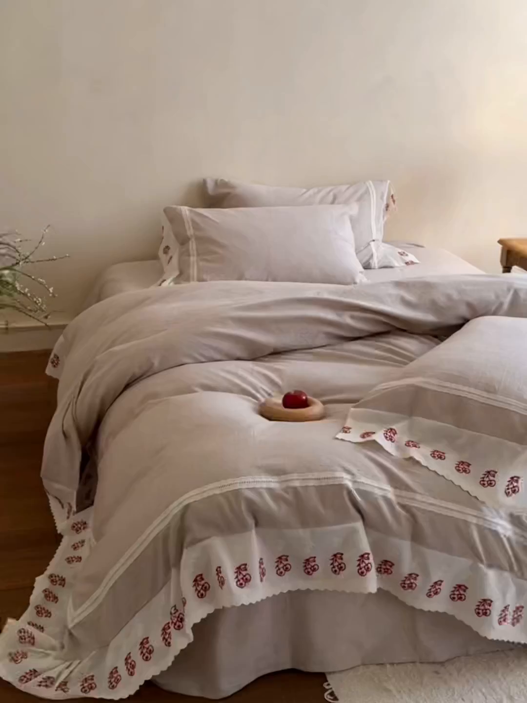 91家纺网 家纺一手货源 找家纺 MIU缪家居 2026新款亲肤舒适棉麻四件套-雾屿樱桃 复古咖