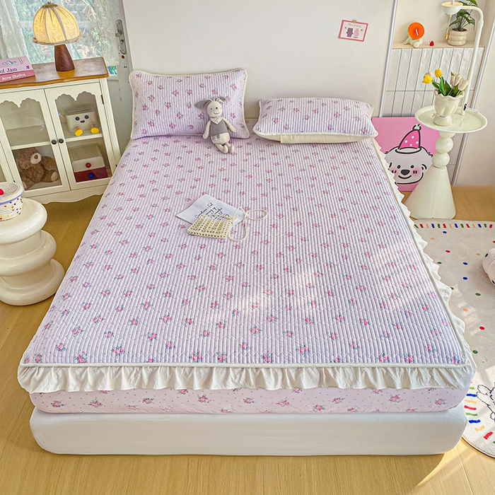 91家纺网 家纺一手货源 找家纺 欣宜家纺 2026新款花边全棉纯棉印花夹棉床笠床垫保护套罩 花田粉