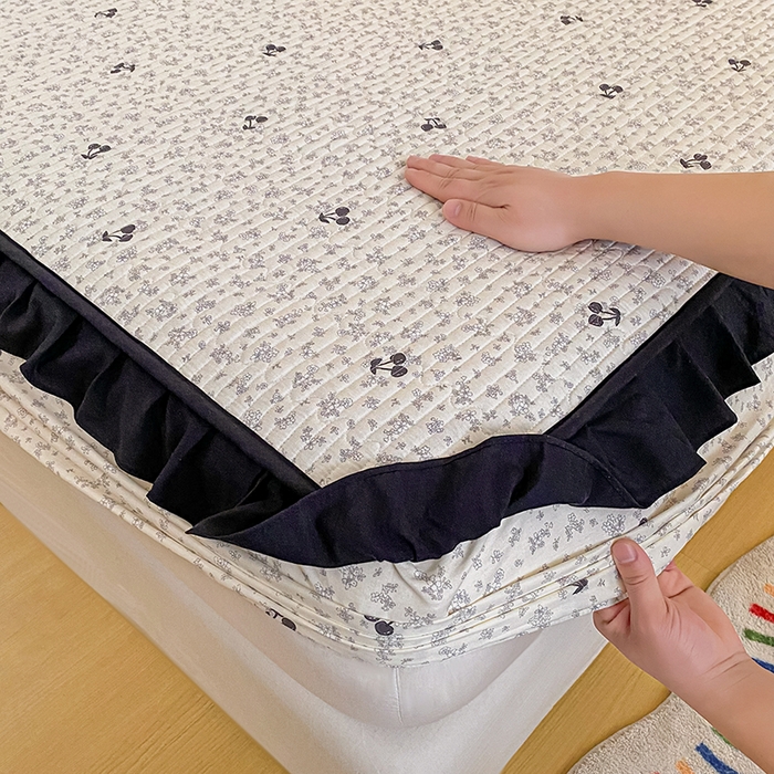 91家纺网 家纺一手货源 找家纺 欣宜家纺 2026新款花边全棉纯棉印花夹棉床笠床垫保护套罩 碎花樱桃