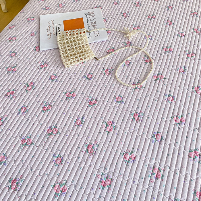 91家纺网 家纺一手货源 找家纺 欣宜家纺 2026新款花边全棉纯棉印花夹棉床笠床垫保护套罩 花田粉