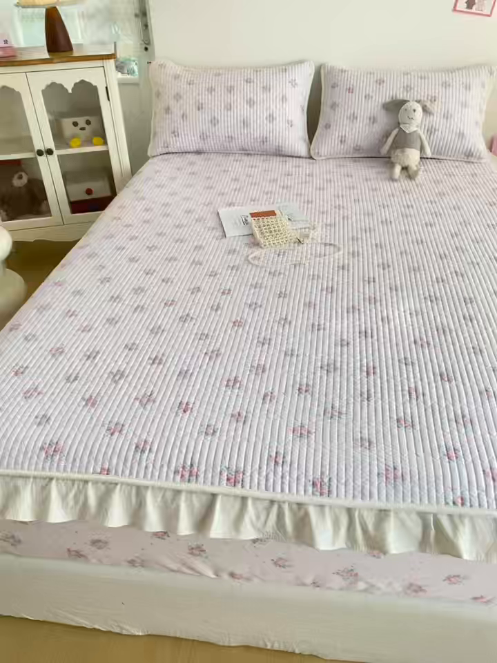 91家纺网 家纺一手货源 找家纺 欣宜家纺 2026新款花边全棉纯棉印花夹棉床笠床垫保护套罩 花田粉