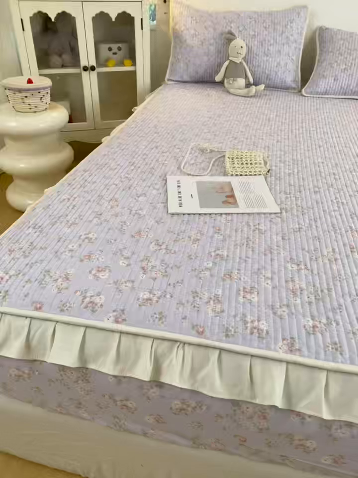 91家纺网 家纺一手货源 找家纺 欣宜家纺 2026新款花边全棉纯棉印花夹棉床笠床垫保护套罩 花田紫