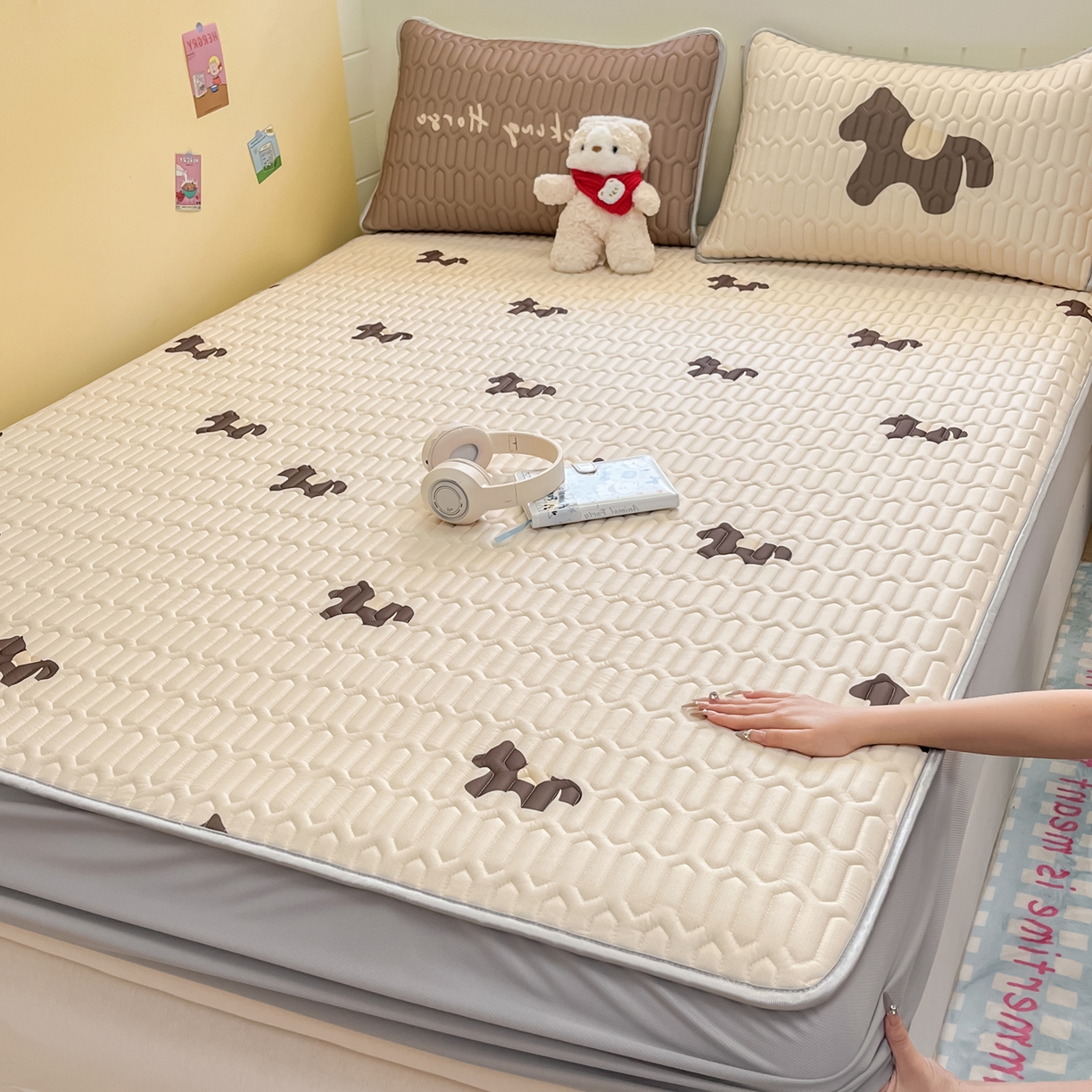 91家纺网 家纺一手货源 找家纺 摩妮卡 2026春夏新款凉感丝印花小清新乳胶凉席席子床笠款三件套 解忧小马