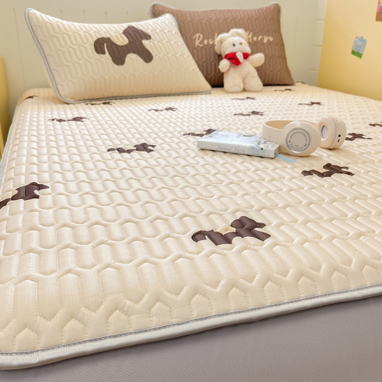 91家纺网 家纺一手货源 找家纺 摩妮卡 2026春夏新款凉感丝印花小清新乳胶凉席席子床笠款三件套 解忧小马