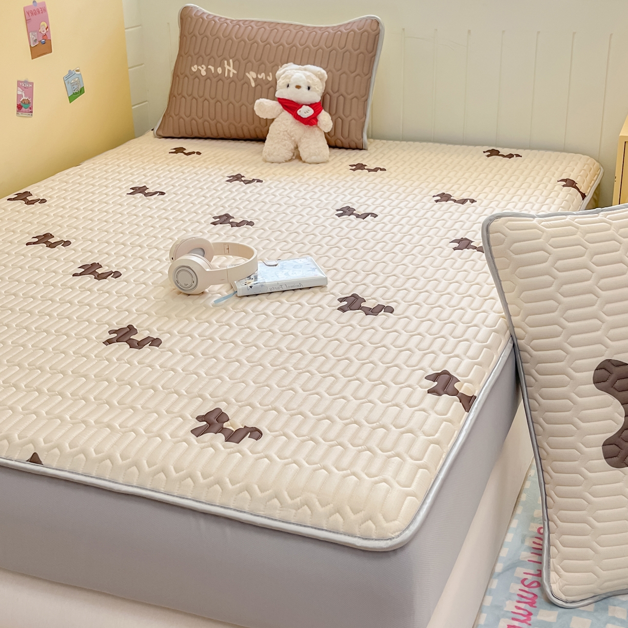 91家纺网 家纺一手货源 找家纺 摩妮卡 2026春夏新款凉感丝印花小清新乳胶凉席席子床笠款三件套 解忧小马