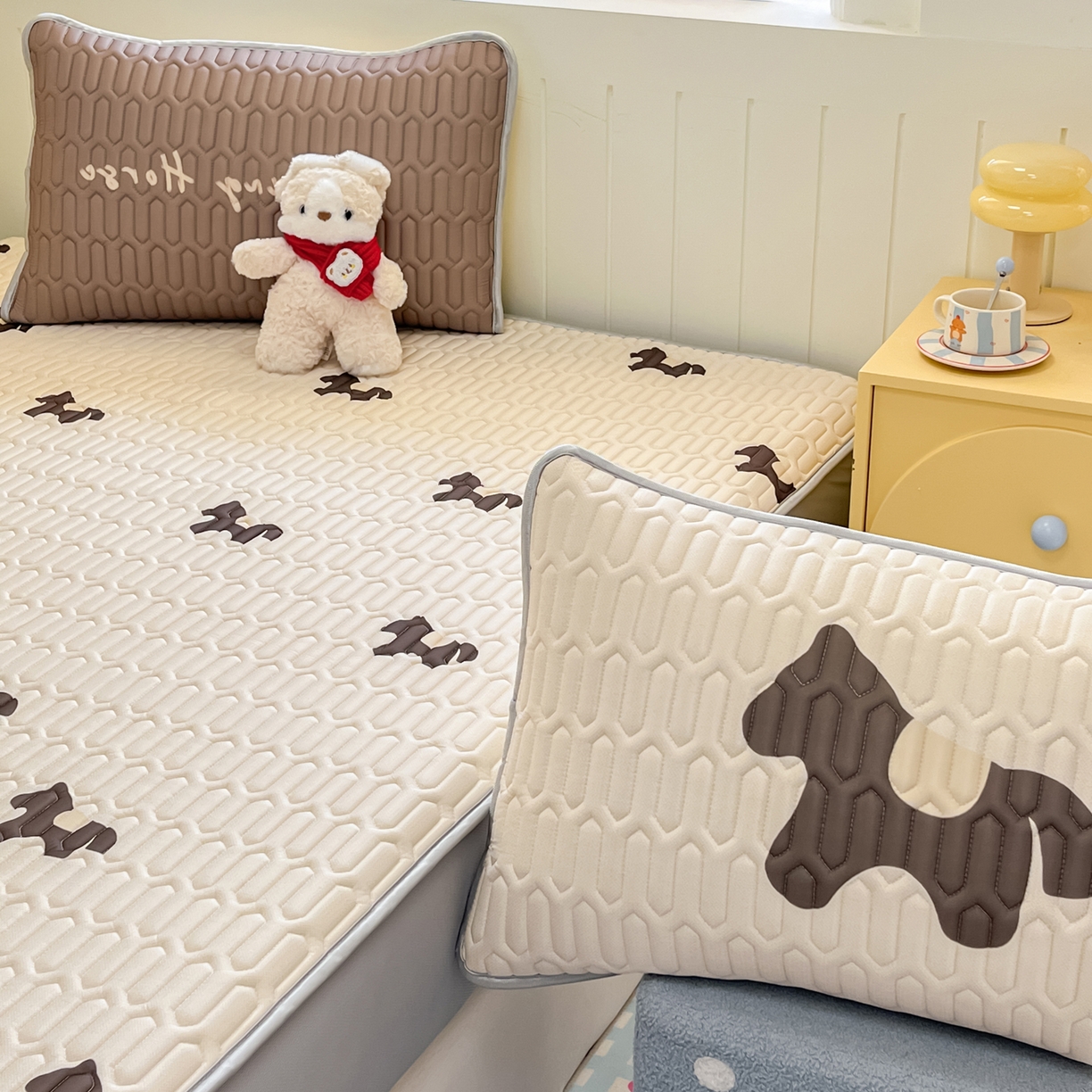 91家纺网 家纺一手货源 找家纺 摩妮卡 2026春夏新款凉感丝印花小清新乳胶凉席席子床笠款三件套 解忧小马