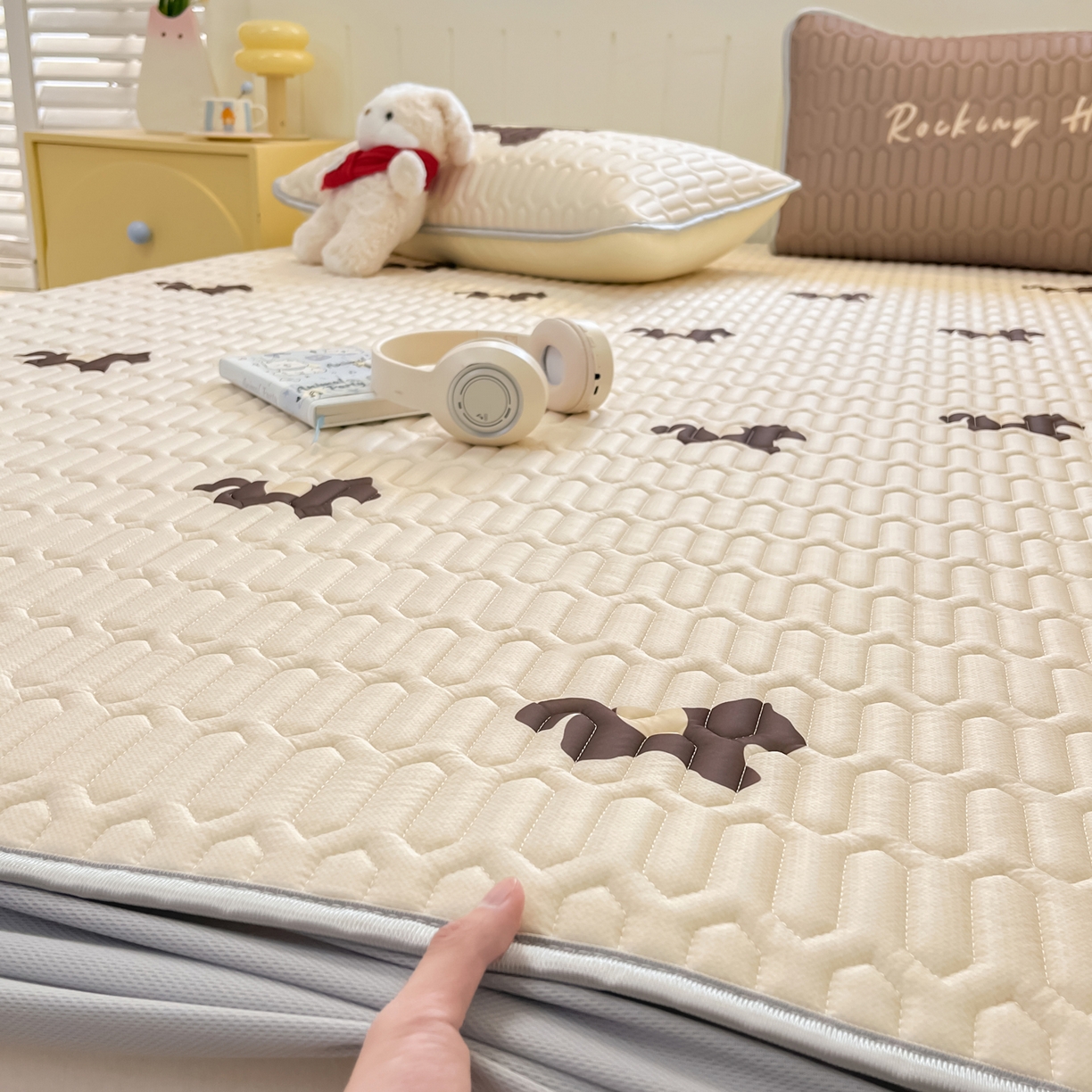 91家纺网 家纺一手货源 找家纺 摩妮卡 2026春夏新款凉感丝印花小清新乳胶凉席席子床笠款三件套 解忧小马