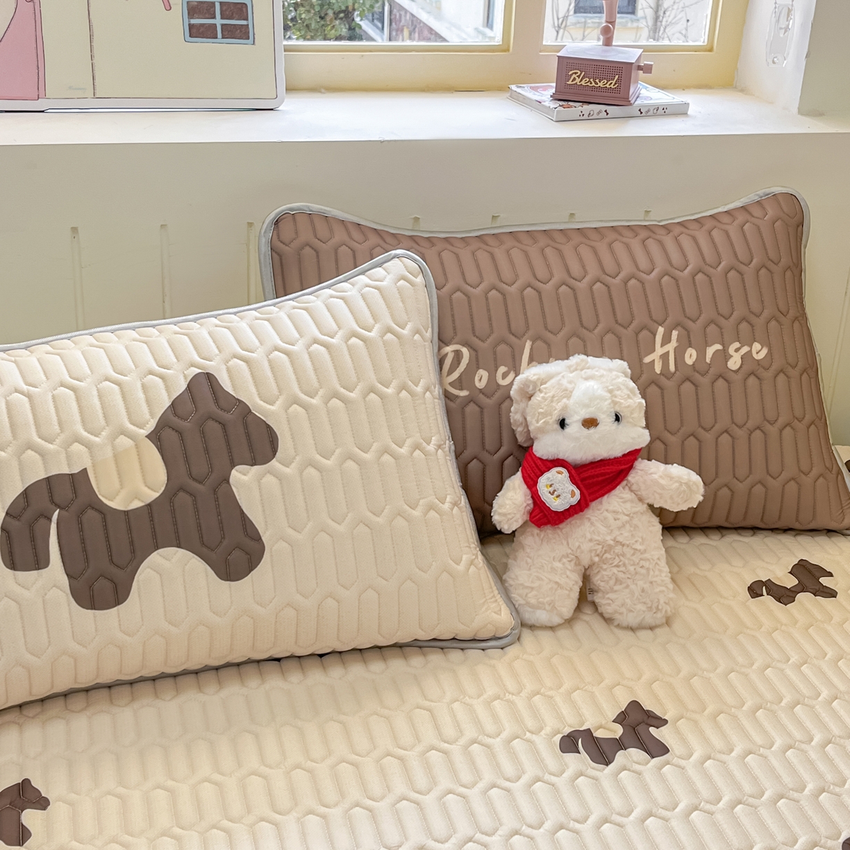 91家纺网 家纺一手货源 找家纺 摩妮卡 2026春夏新款凉感丝印花小清新乳胶凉席席子床笠款三件套 解忧小马