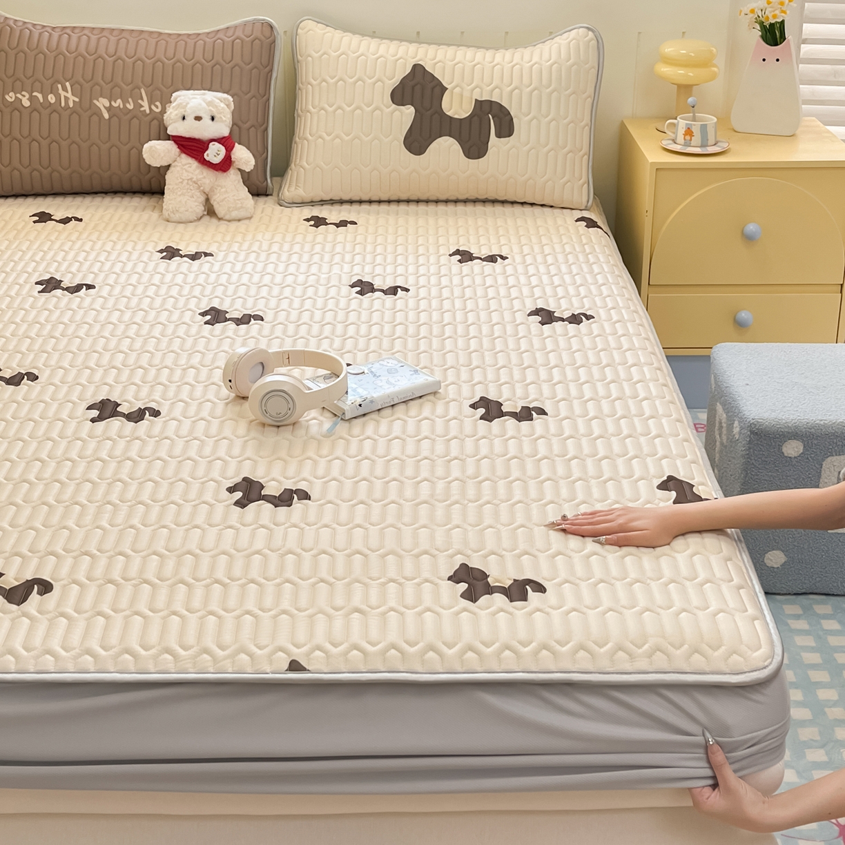 91家纺网 家纺一手货源 找家纺 摩妮卡 2026春夏新款凉感丝印花小清新乳胶凉席席子床笠款三件套 解忧小马