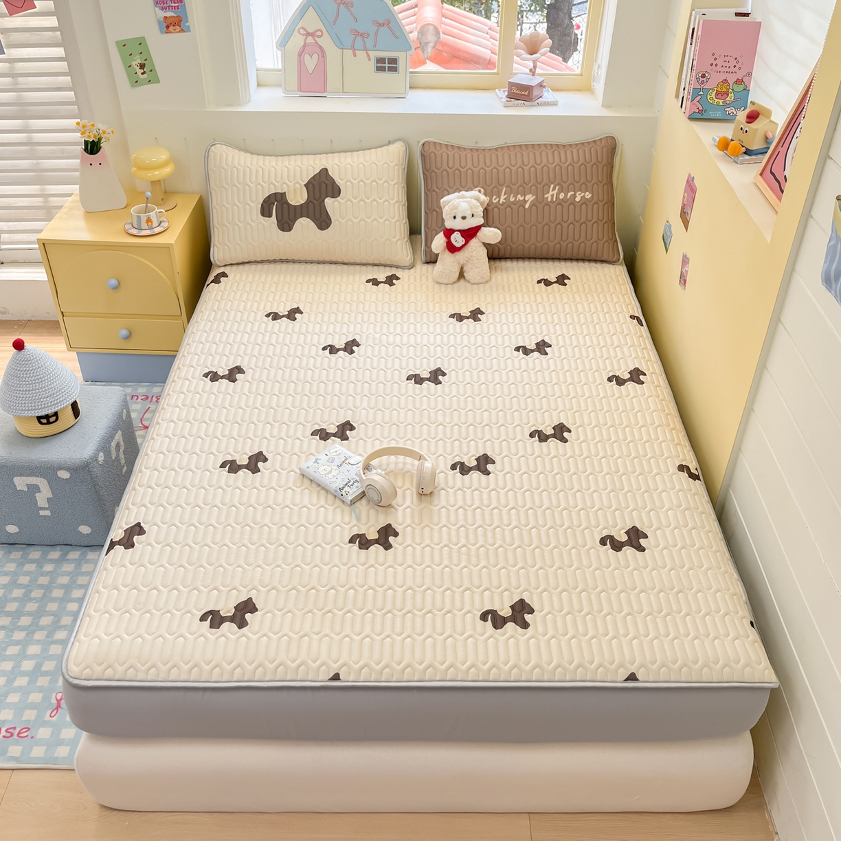 91家纺网 家纺一手货源 找家纺 摩妮卡 2026春夏新款凉感丝印花小清新乳胶凉席席子床笠款三件套 解忧小马