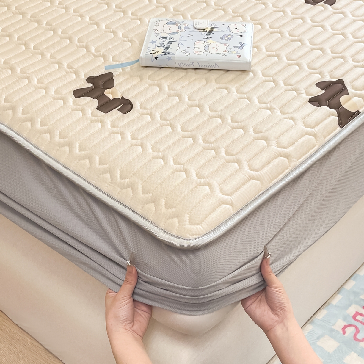 91家纺网 家纺一手货源 找家纺 摩妮卡 2026春夏新款凉感丝印花小清新乳胶凉席席子床笠款三件套 解忧小马