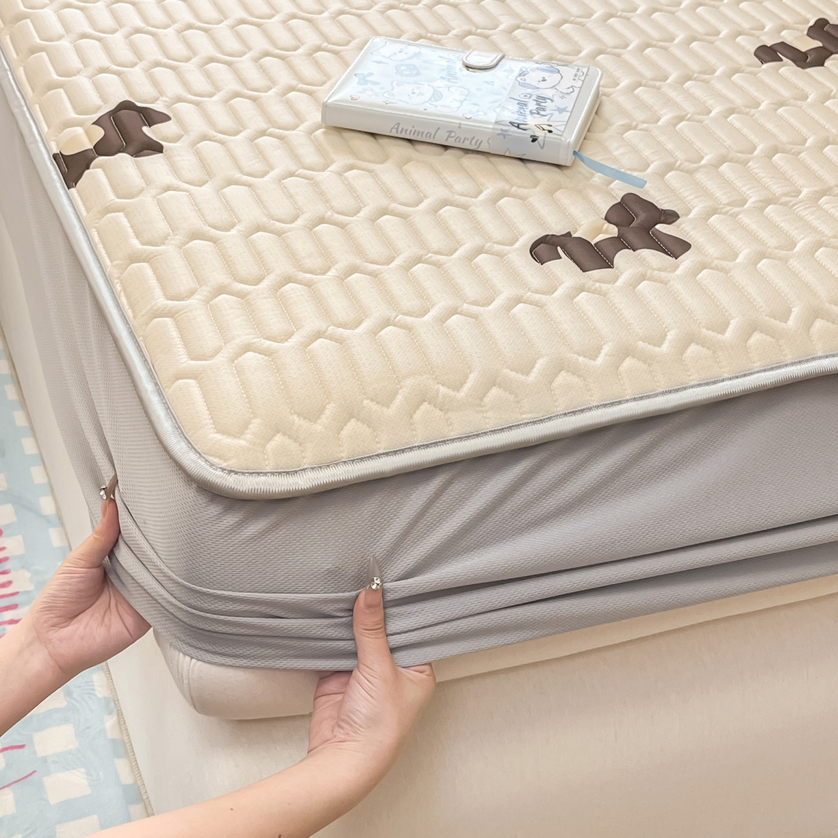 91家纺网 家纺一手货源 找家纺 摩妮卡 2026春夏新款凉感丝印花小清新乳胶凉席席子床笠款三件套 解忧小马