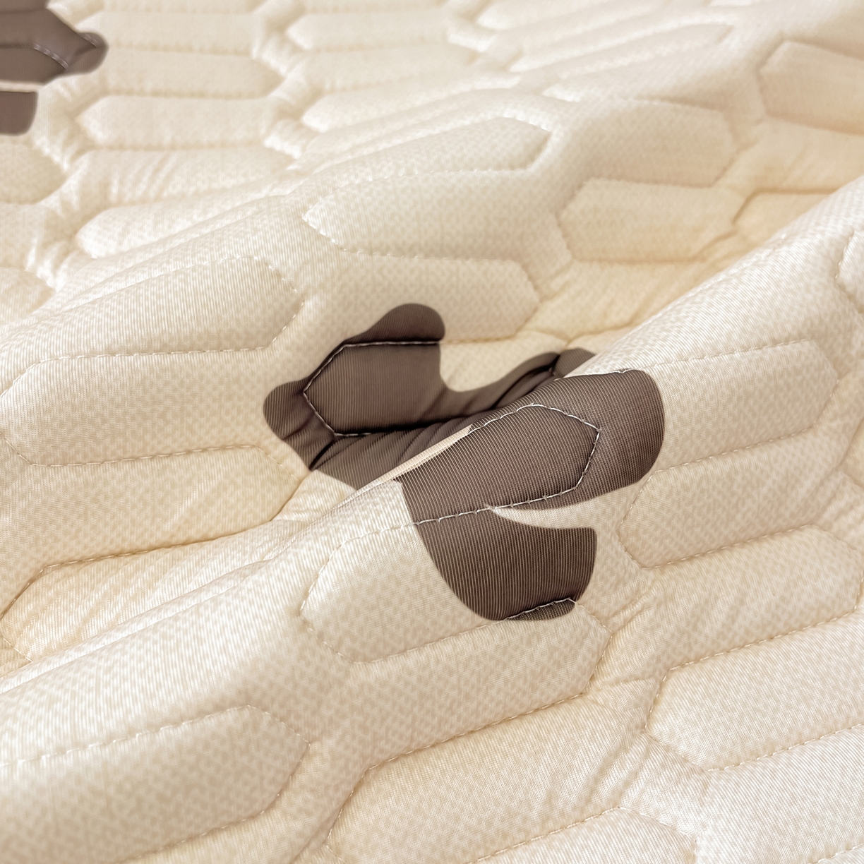 91家纺网 家纺一手货源 找家纺 摩妮卡 2026春夏新款凉感丝印花小清新乳胶凉席席子床笠款三件套 解忧小马