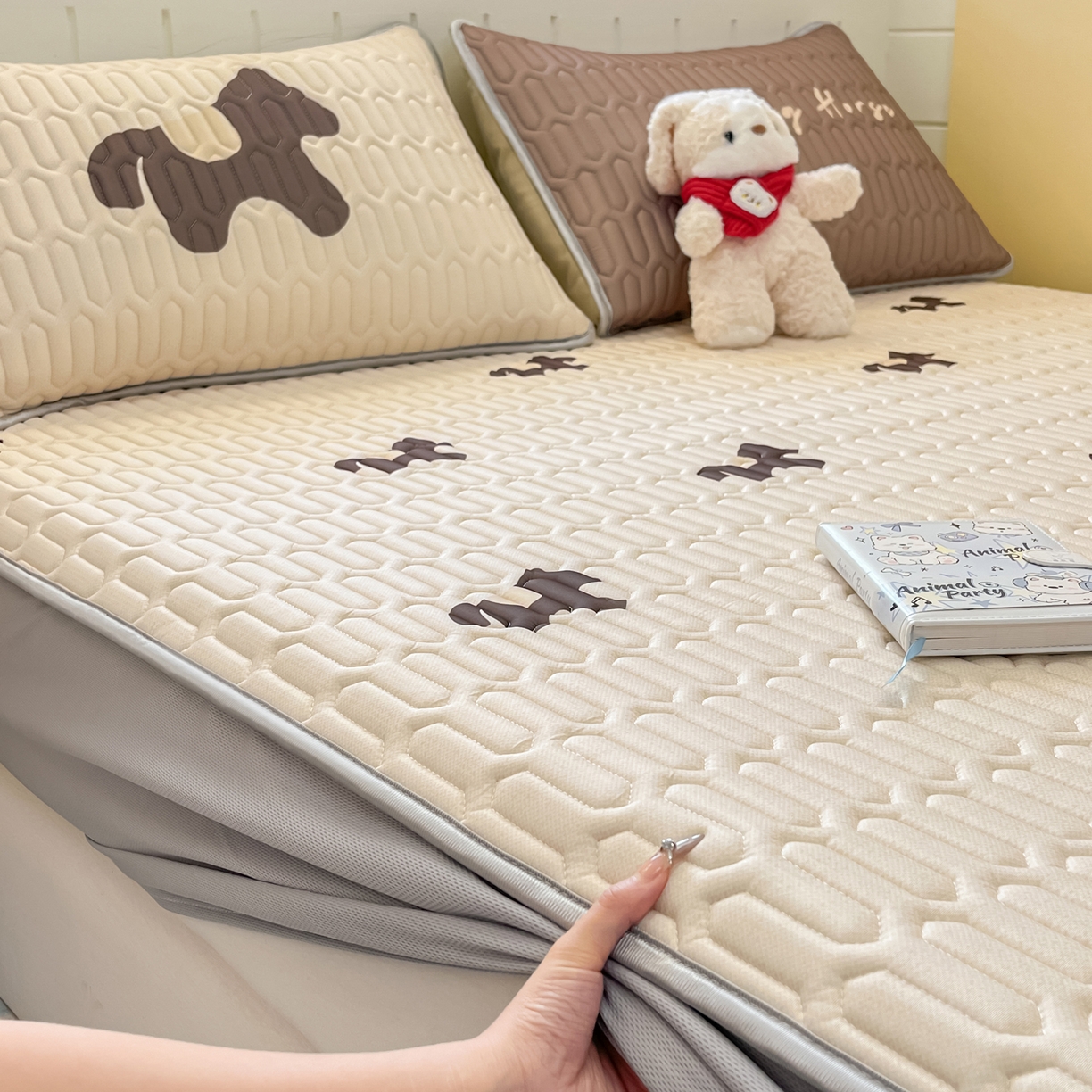 91家纺网 家纺一手货源 找家纺 摩妮卡 2026春夏新款凉感丝印花小清新乳胶凉席席子床笠款三件套 解忧小马