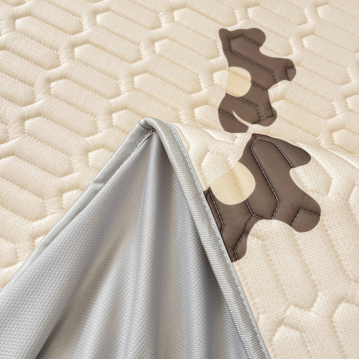 91家纺网 家纺一手货源 找家纺 摩妮卡 2026春夏新款凉感丝印花小清新乳胶凉席席子床笠款三件套 解忧小马