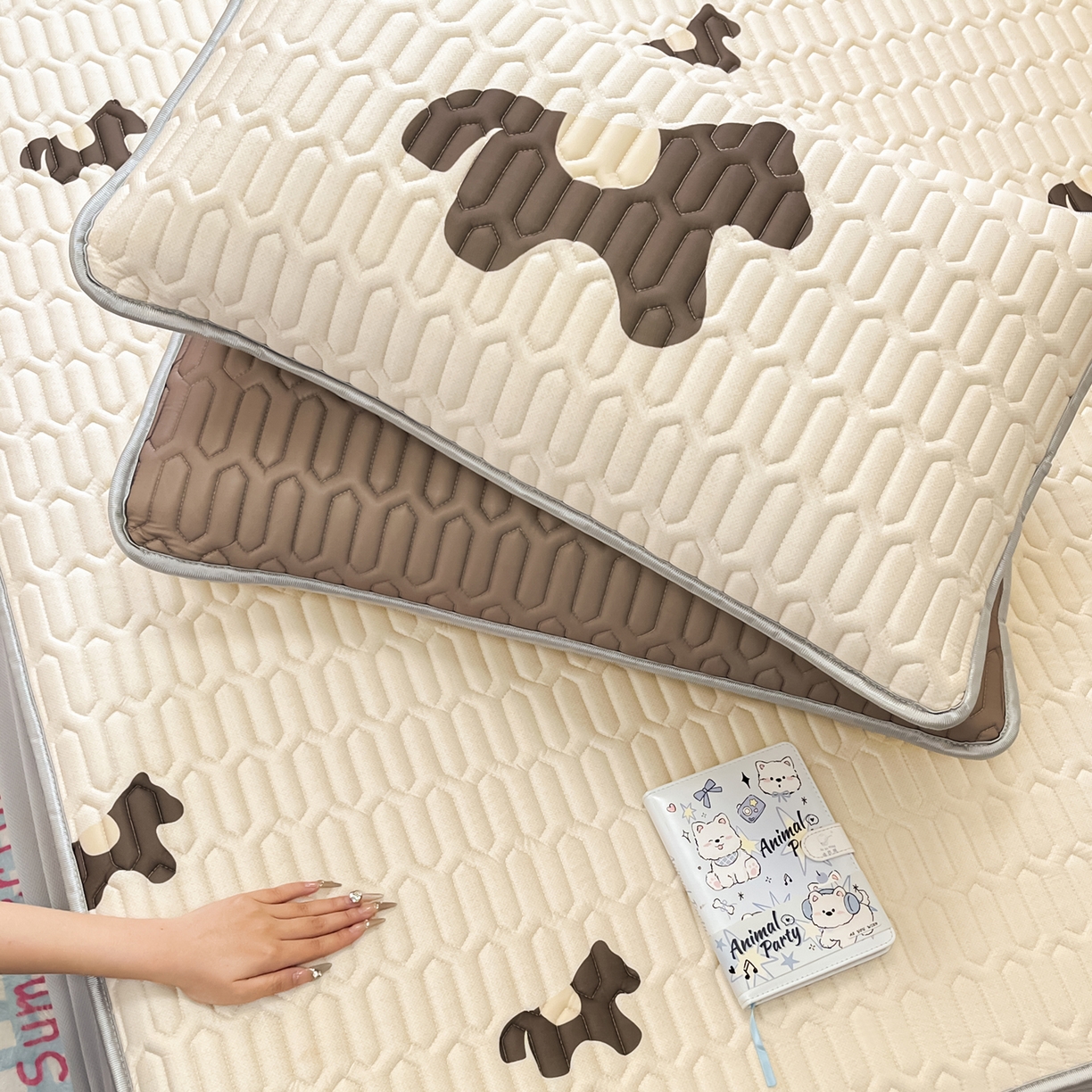 91家纺网 家纺一手货源 找家纺 摩妮卡 2026春夏新款凉感丝印花小清新乳胶凉席席子床笠款三件套 解忧小马