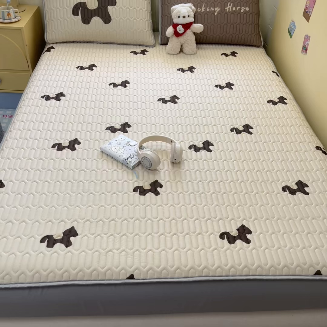 91家纺网 家纺一手货源 找家纺 摩妮卡 2026春夏新款凉感丝印花小清新乳胶凉席席子床笠款三件套 解忧小马