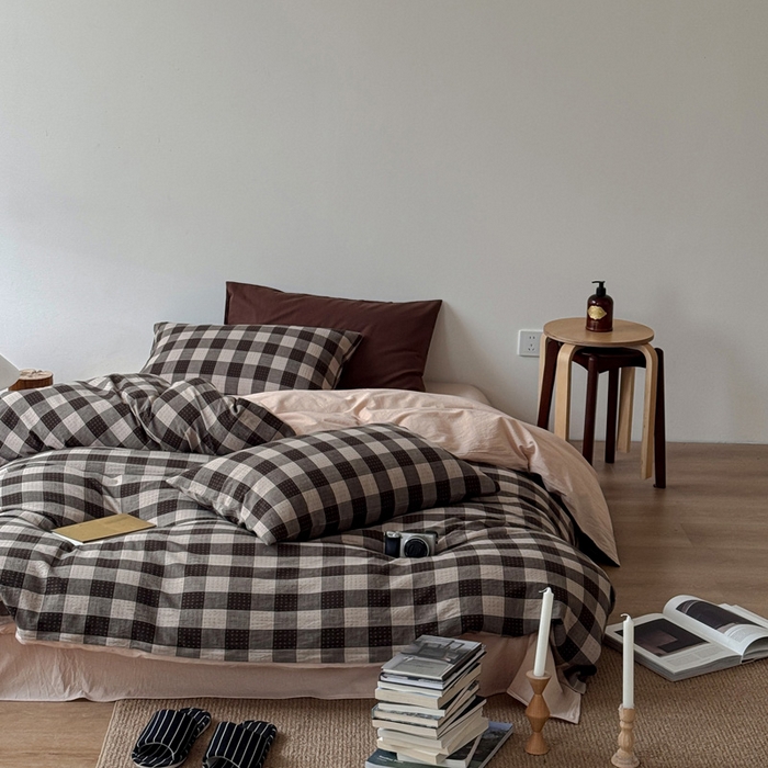 91家纺网 家纺一手货源 找家纺 艾沁家纺 2026新款复古风全棉色织水洗提花四件套 摩卡灰棋盘格十字提花-枕套格子