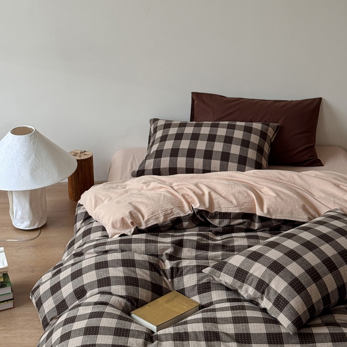 91家纺网 家纺一手货源 找家纺 艾沁家纺 2026新款复古风全棉色织水洗提花四件套 摩卡灰棋盘格十字提花-枕套格子