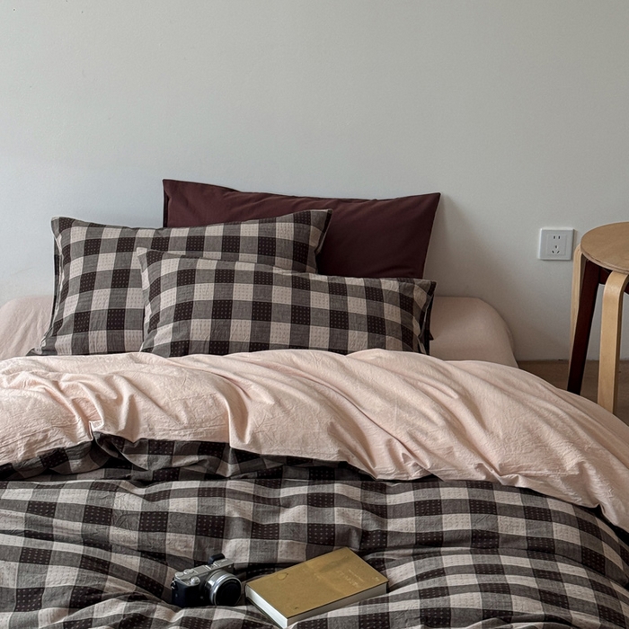 91家纺网 家纺一手货源 找家纺 艾沁家纺 2026新款复古风全棉色织水洗提花四件套 摩卡灰棋盘格十字提花主图