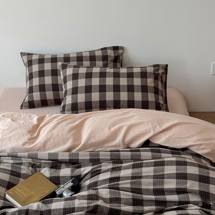 91家纺网 家纺一手货源 找家纺 艾沁家纺 2026新款复古风全棉色织水洗提花四件套 摩卡灰棋盘格十字提花主图