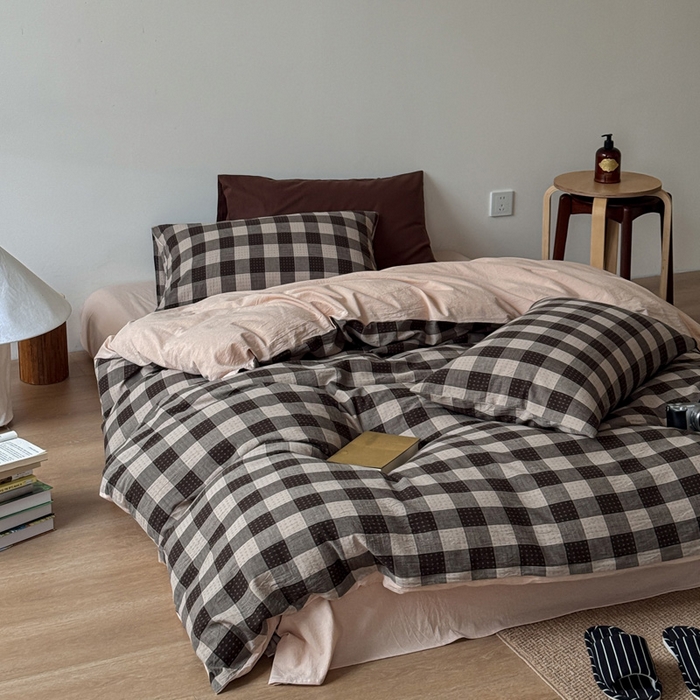 91家纺网 家纺一手货源 找家纺 艾沁家纺 2026新款复古风全棉色织水洗提花四件套 摩卡灰棋盘格十字提花-枕套格子