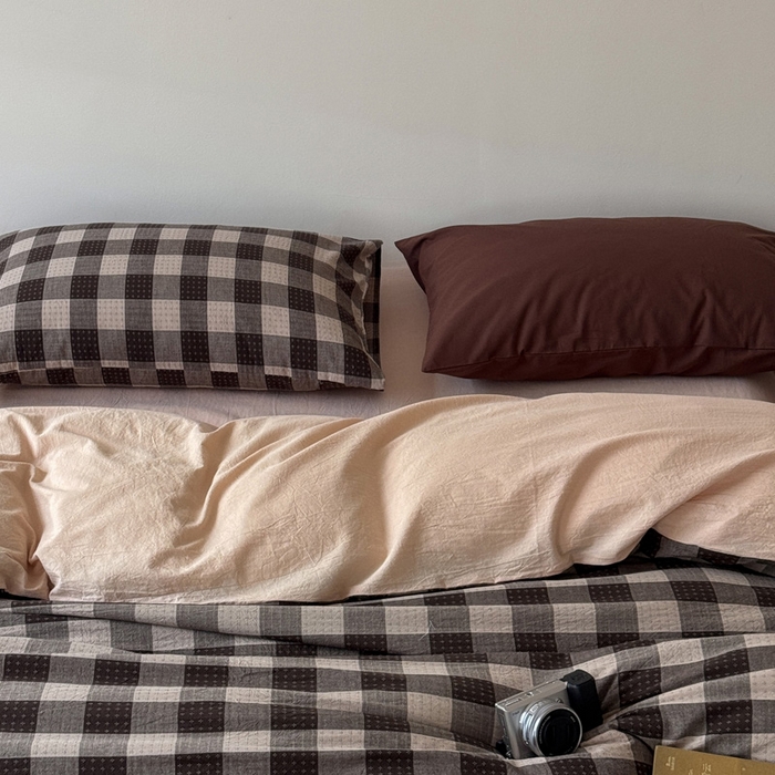 91家纺网 家纺一手货源 找家纺 艾沁家纺 2026新款复古风全棉色织水洗提花四件套 摩卡灰棋盘格十字提花-枕套格子