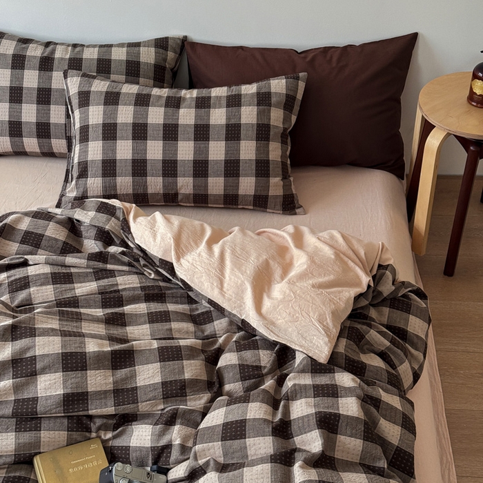 91家纺网 家纺一手货源 找家纺 艾沁家纺 2026新款复古风全棉色织水洗提花四件套 摩卡灰棋盘格十字提花主图