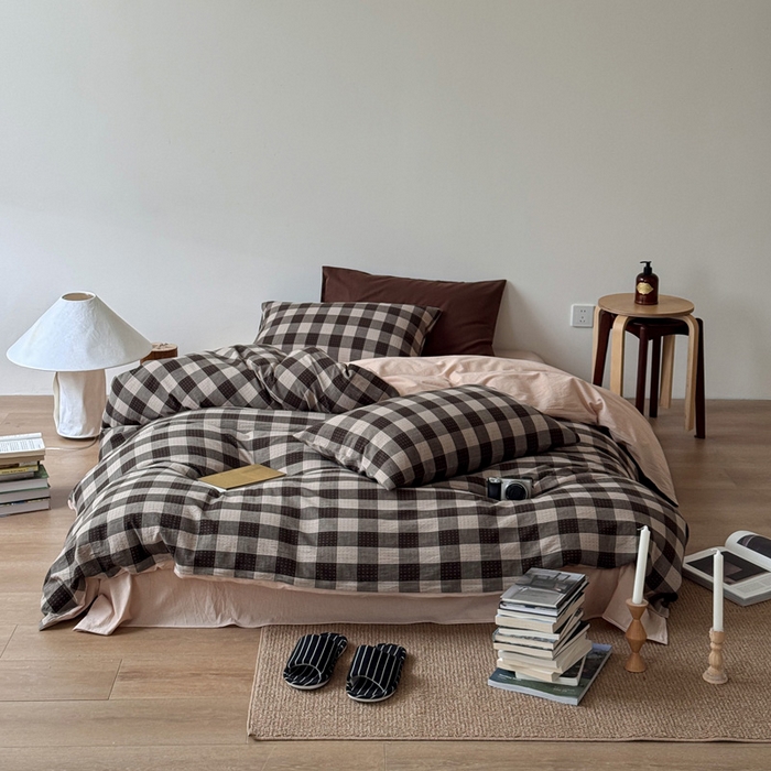 91家纺网 家纺一手货源 找家纺 艾沁家纺 2026新款复古风全棉色织水洗提花四件套 摩卡灰棋盘格十字提花-枕套格子+咖