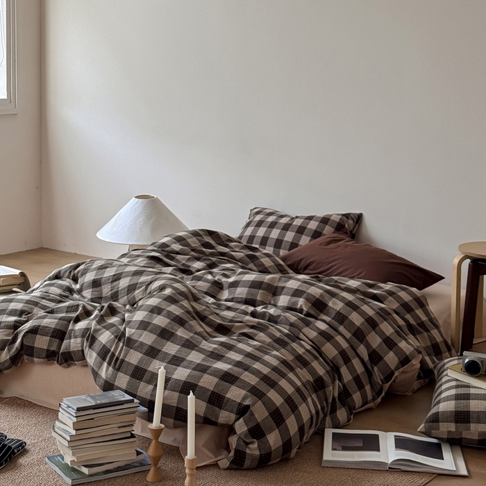 91家纺网 家纺一手货源 找家纺 艾沁家纺 2026新款复古风全棉色织水洗提花四件套 摩卡灰棋盘格十字提花-枕套格子+咖