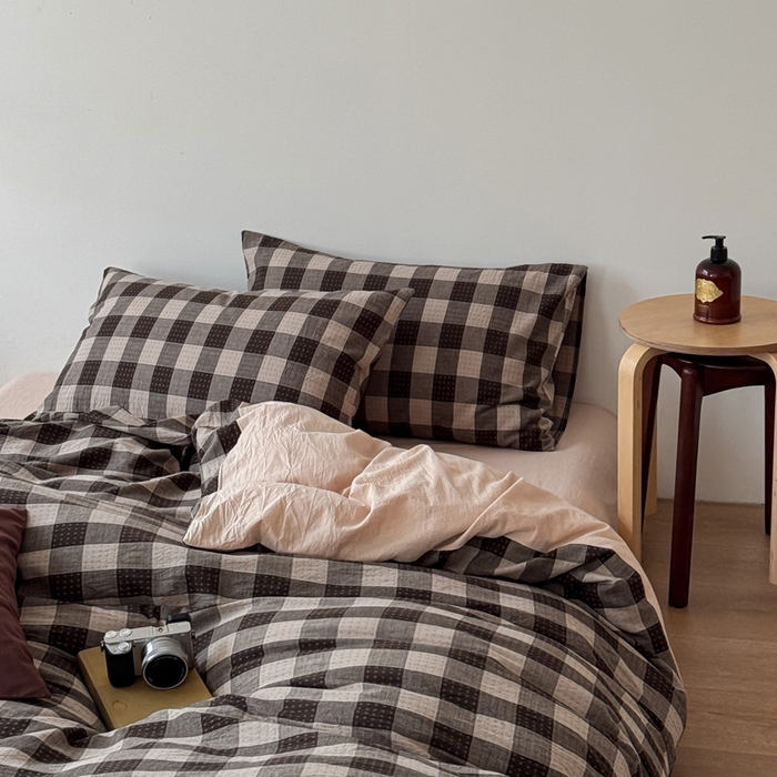91家纺网 家纺一手货源 找家纺 艾沁家纺 2026新款复古风全棉色织水洗提花四件套 摩卡灰棋盘格十字提花-枕套格子+咖