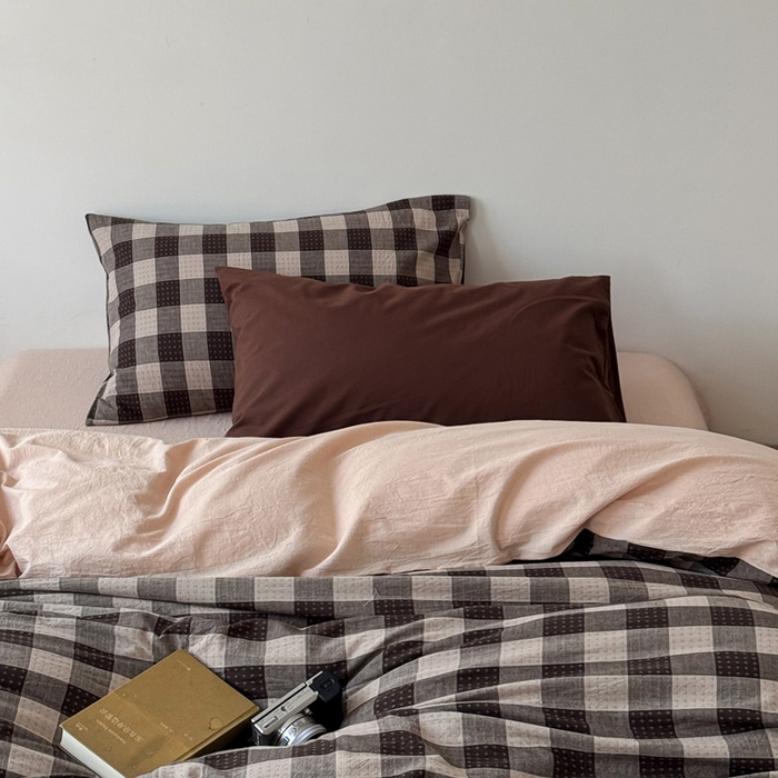 91家纺网 家纺一手货源 找家纺 艾沁家纺 2026新款复古风全棉色织水洗提花四件套 摩卡灰棋盘格十字提花-枕套格子+咖