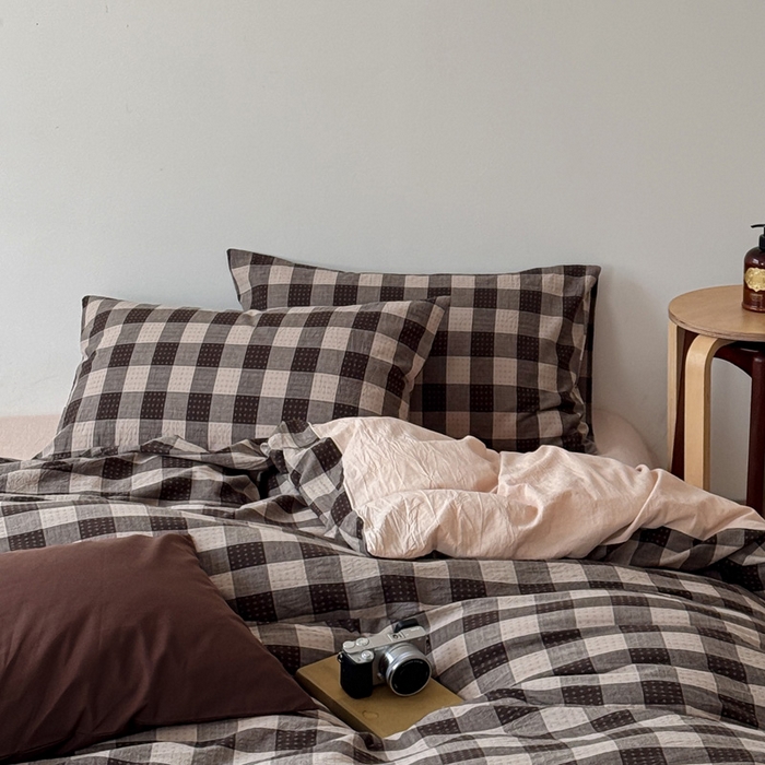 91家纺网 家纺一手货源 找家纺 艾沁家纺 2026新款复古风全棉色织水洗提花四件套 摩卡灰棋盘格十字提花-枕套格子+咖