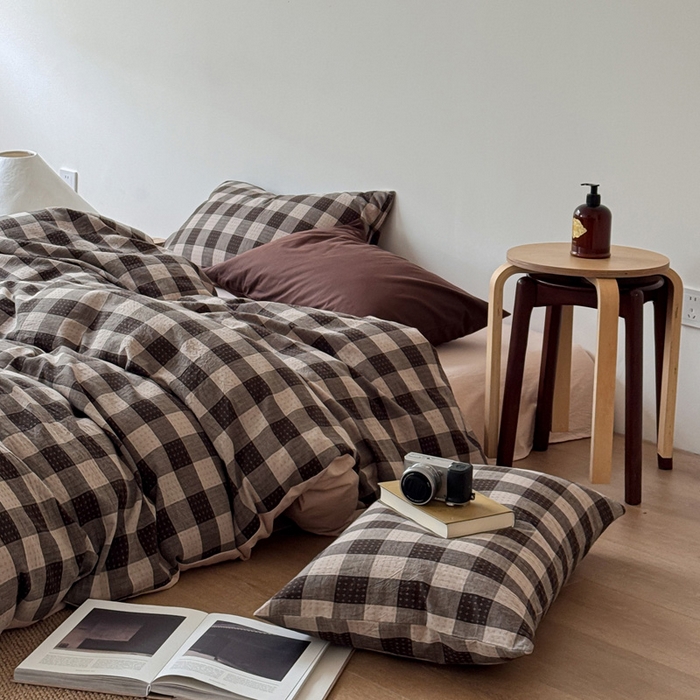 91家纺网 家纺一手货源 找家纺 艾沁家纺 2026新款复古风全棉色织水洗提花四件套 摩卡灰棋盘格十字提花-枕套格子+咖