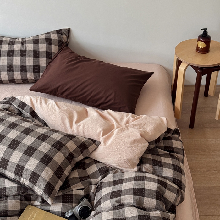 91家纺网 家纺一手货源 找家纺 艾沁家纺 2026新款复古风全棉色织水洗提花四件套 摩卡灰棋盘格十字提花-枕套格子+咖