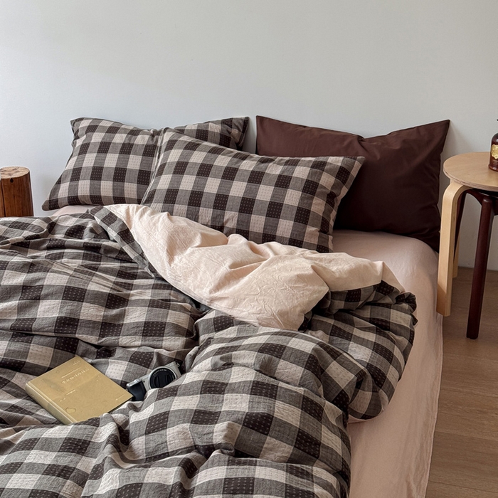 91家纺网 家纺一手货源 找家纺 艾沁家纺 2026新款复古风全棉色织水洗提花四件套 摩卡灰棋盘格十字提花-枕套格子+咖