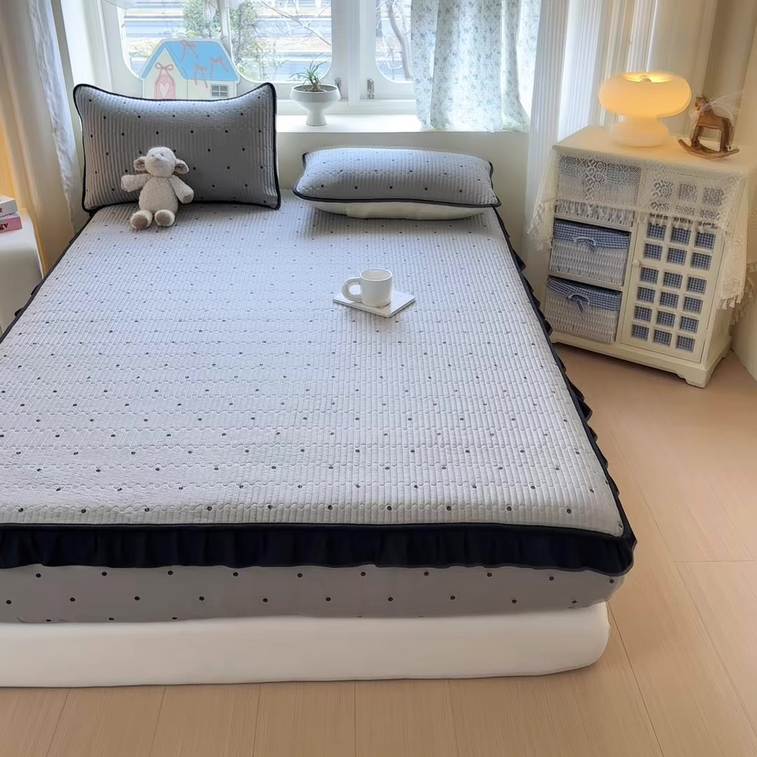 91家纺网 家纺一手货源 找家纺 欣宜家纺 2026新款花边全棉纯棉印花夹棉床笠床垫保护套罩 波点