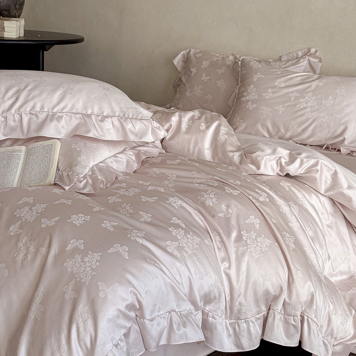 91家纺网 家纺一手货源 找家纺 花时间 2026新款轻法式天丝棉提花四件套-蝶恋花 （会员减10 参与日常超级立减后不低于348/368） 蝶恋花-粉