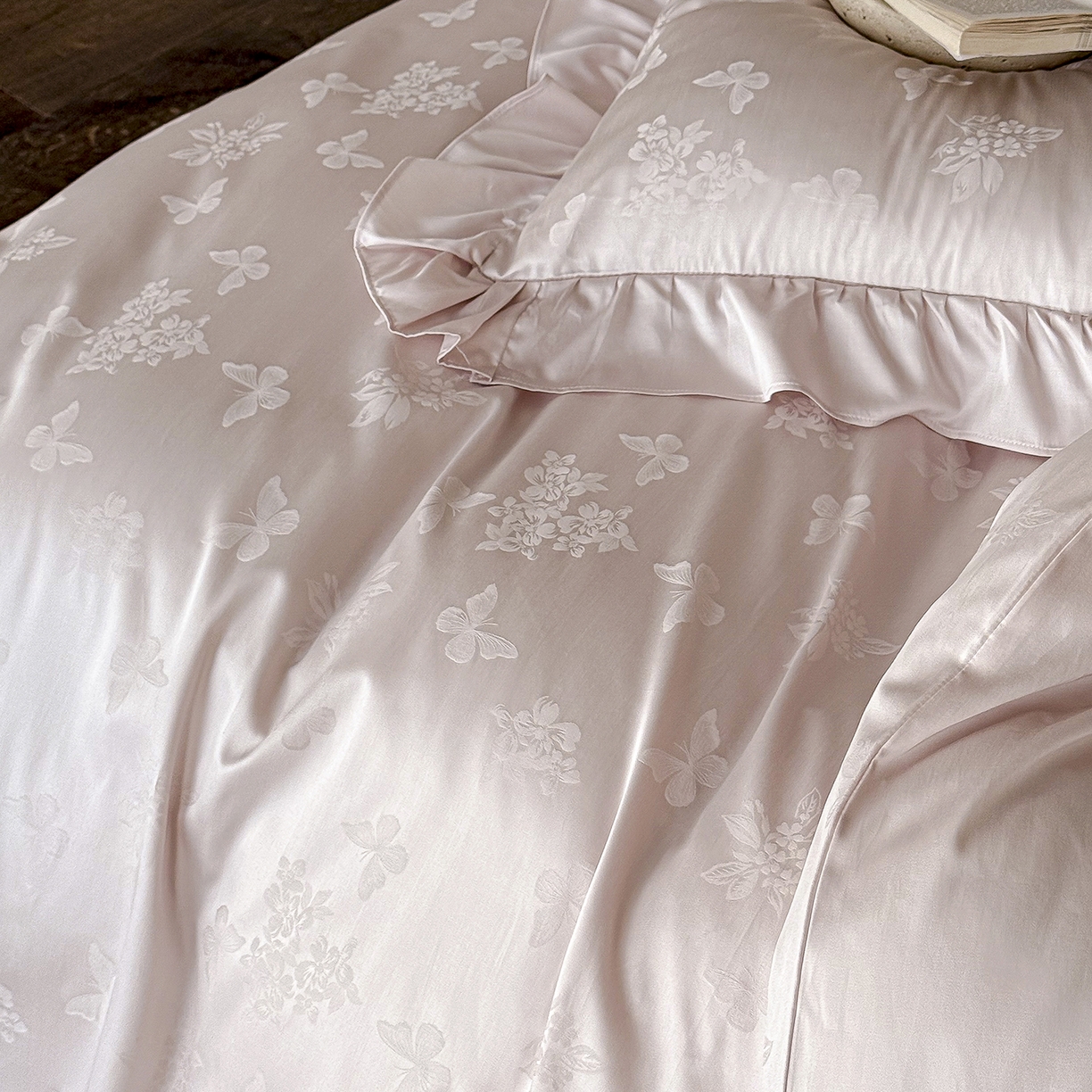 91家纺网 家纺一手货源 找家纺 花时间 2026新款轻法式天丝棉提花四件套-蝶恋花 （会员减10 参与日常超级立减后不低于348/368） 蝶恋花-粉