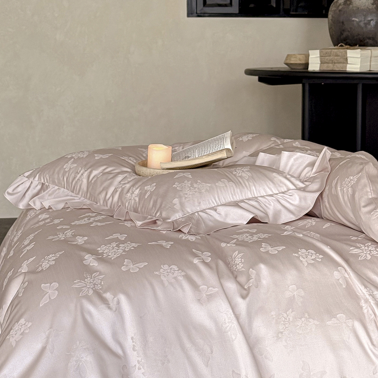 91家纺网 家纺一手货源 找家纺 花时间 2026新款轻法式天丝棉提花四件套-蝶恋花 （会员减10 参与日常超级立减后不低于348/368） 蝶恋花-粉