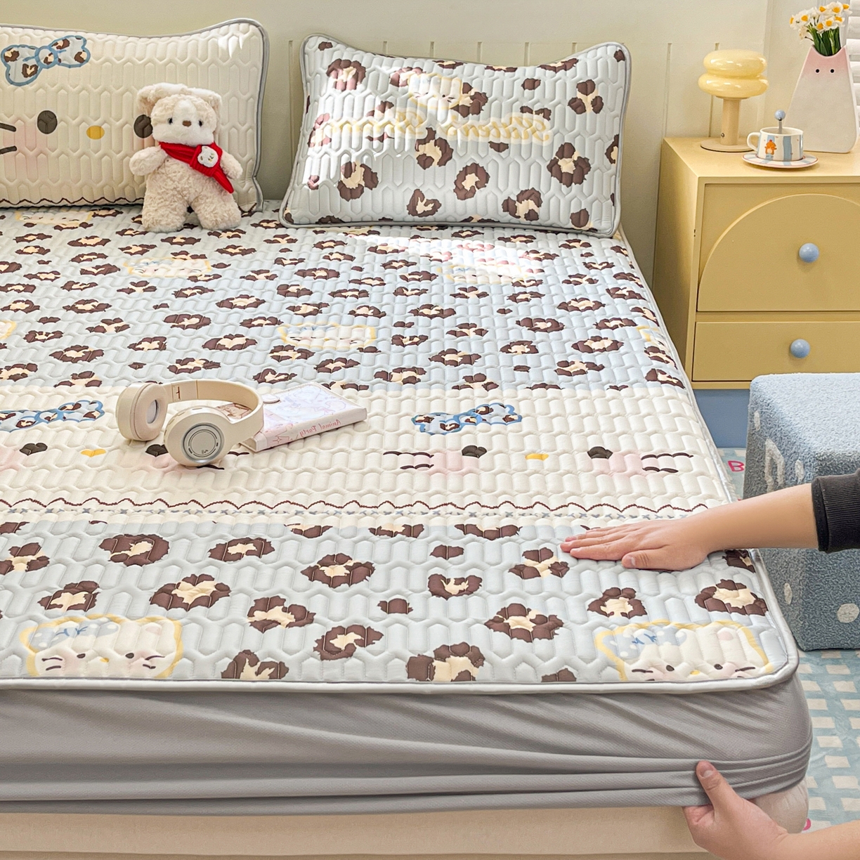 91家纺网 家纺一手货源 找家纺 摩妮卡 2026春夏新款凉感丝印花小清新乳胶凉席席子床笠款三件套 开花猫猫