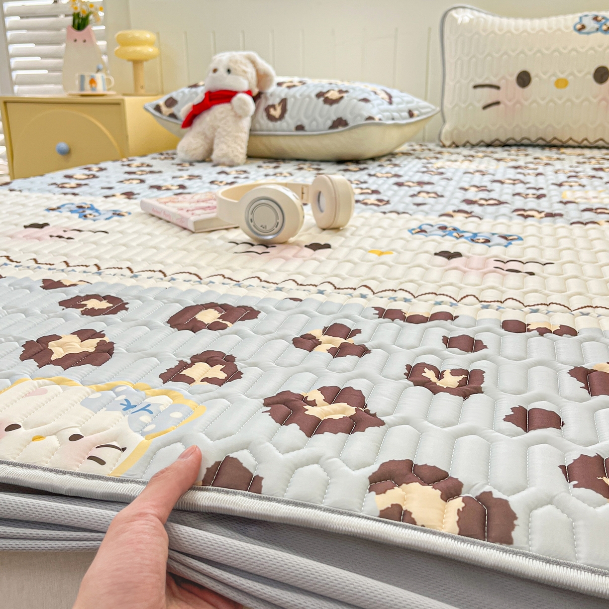 91家纺网 家纺一手货源 找家纺 摩妮卡 2026春夏新款凉感丝印花小清新乳胶凉席席子床笠款三件套 开花猫猫