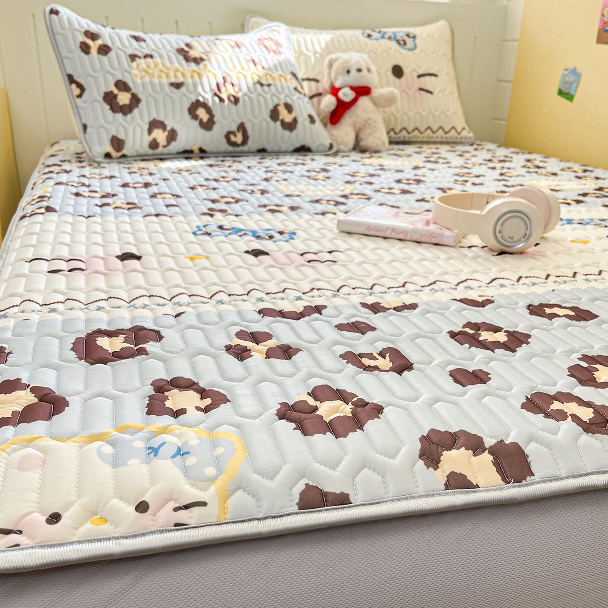 91家纺网 家纺一手货源 找家纺 摩妮卡 2026春夏新款凉感丝印花小清新乳胶凉席席子床笠款三件套 开花猫猫